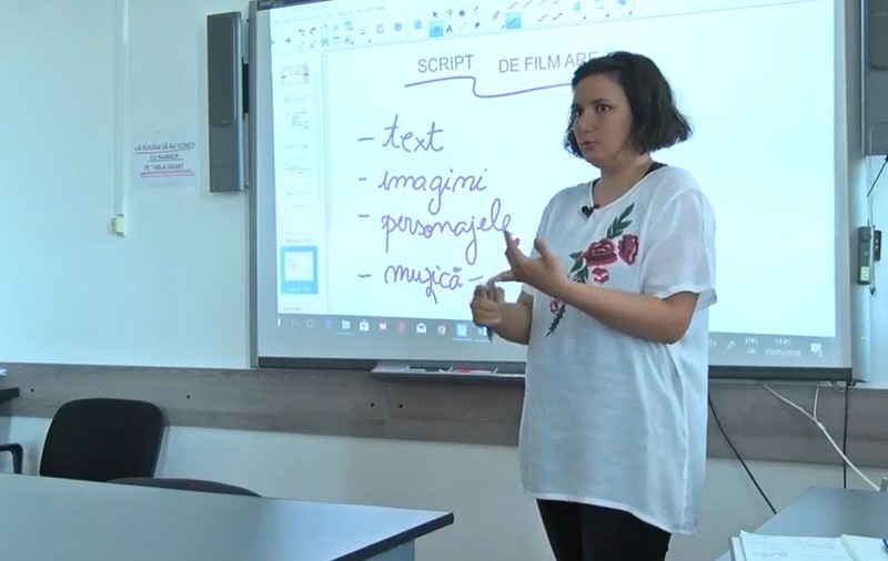 VIDEO | Cum învață studenții de la Jurnalism o lecție în 2018: O studentă scrie planul de filmare pe smartphone, trimite textul pe Facebook și toată clasa vede pe tabla inteligentă