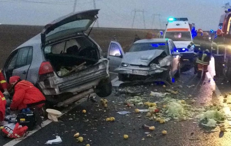 Accident teribil lângă Iași. Cinci mașini s-au "șifonat". Patru oameni au suferit răni. Unul e în stare gravă
