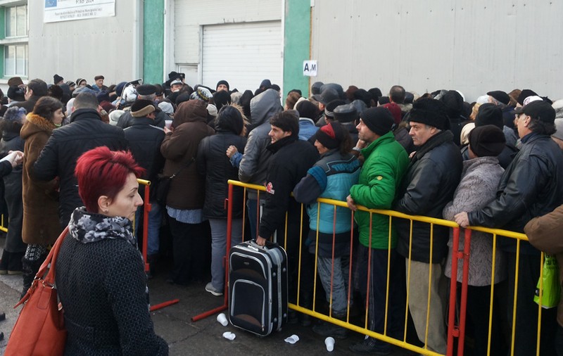 UPDATE / Scandal la înmatricularea mașinilor în Cluj. Cum s-a ajuns ca oamenii să aștepte și de opt ore la coadă