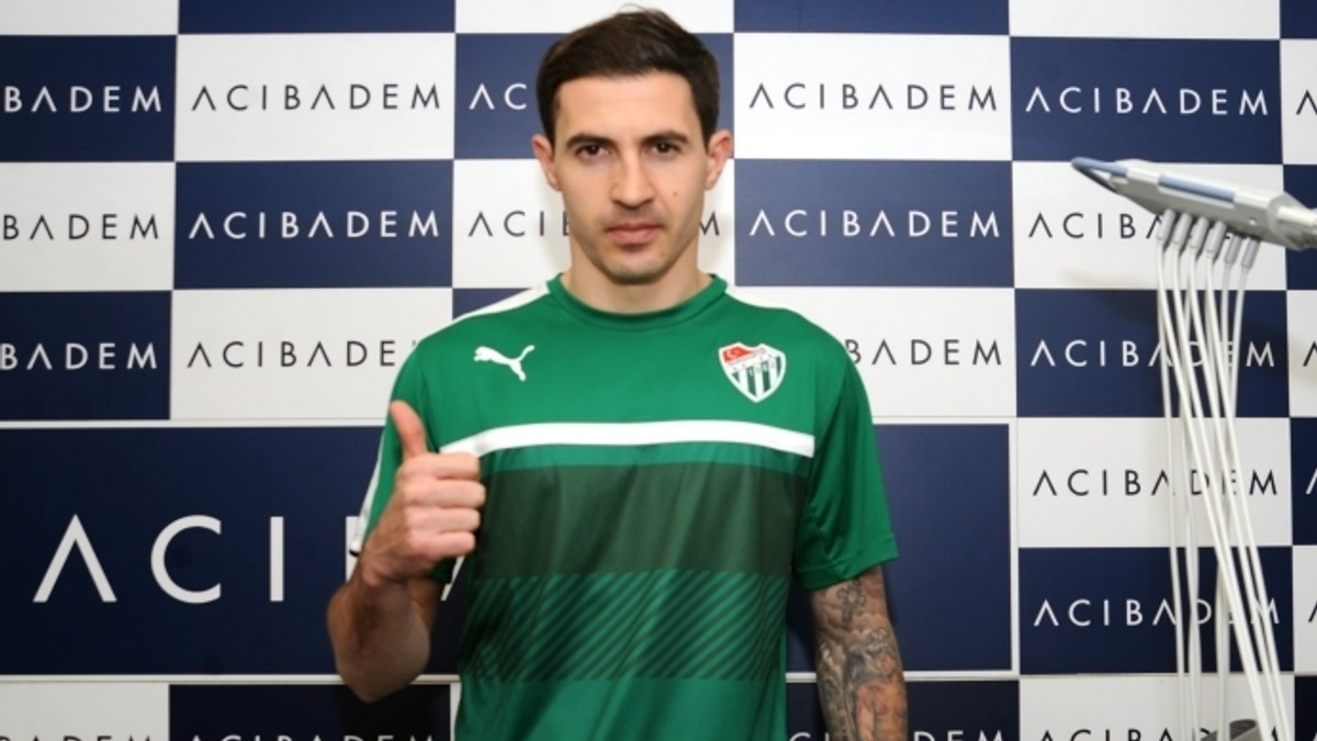 Bogdan Stancu s-a transferat la Bursaspor. Tricolorul a pozat optimist în tricoul noii sale echipe