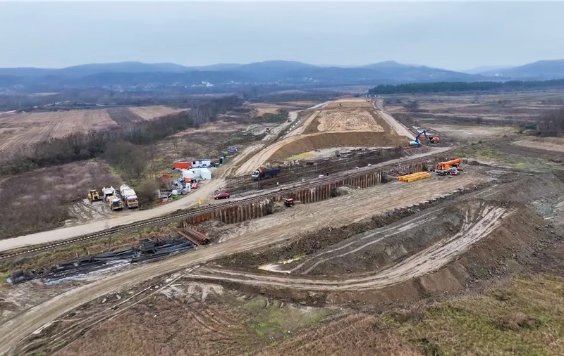 Filmare din dronă cu lucrările la autostrada Sibiu- Pitești: „Un an mediocru pe acest șantier”