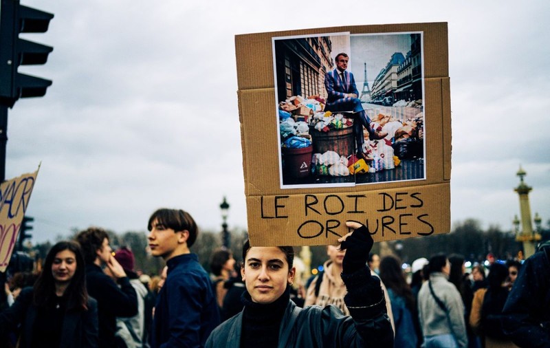 Furia declanșată de reforma pensiilor în Franța pune guvernarea Macron într-un pericol existențial. Urmează zile critice