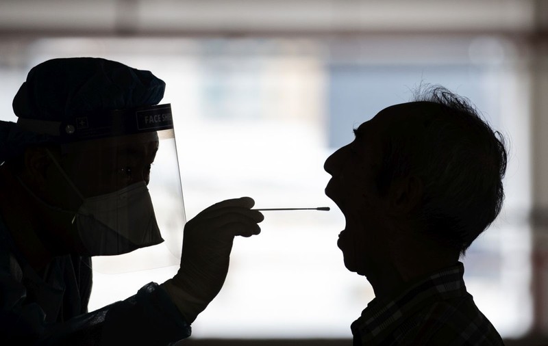 COVID-19 a ucis peste 900.000 de oameni în întreaga lume. Numărul total de infectări a ajuns la 28 de milioane