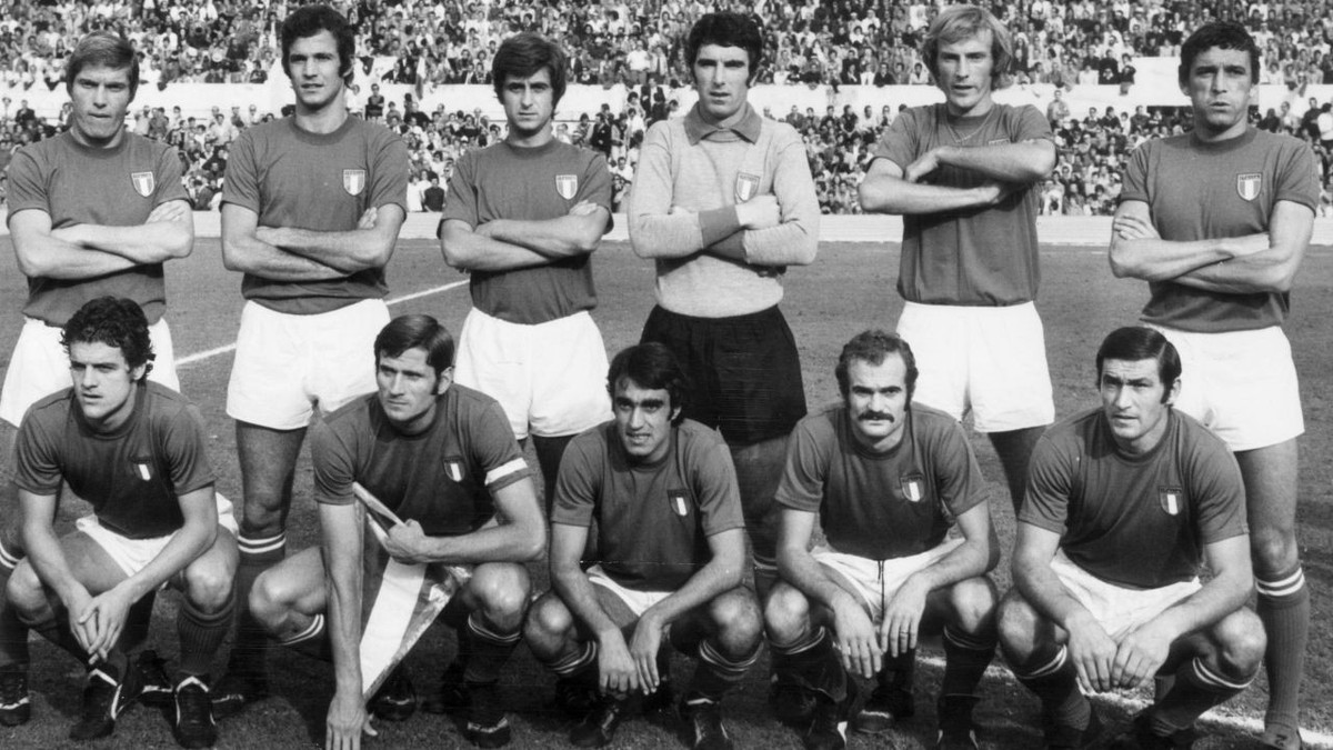 Sandro Mazzola, rândul de jos, al doilea de la dreapta, în naționala Italiei