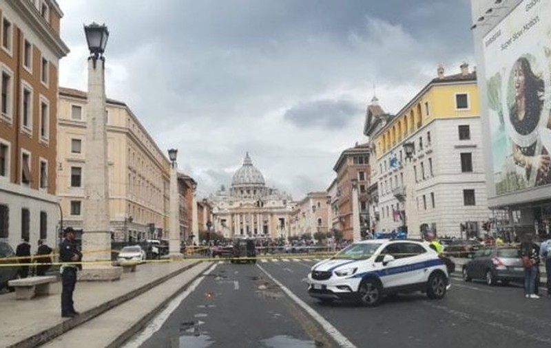 Alertă cu bombă într-o bancă din Roma, în apropiere de piața San Pietro. Un palat pontifcal a fost evacuat