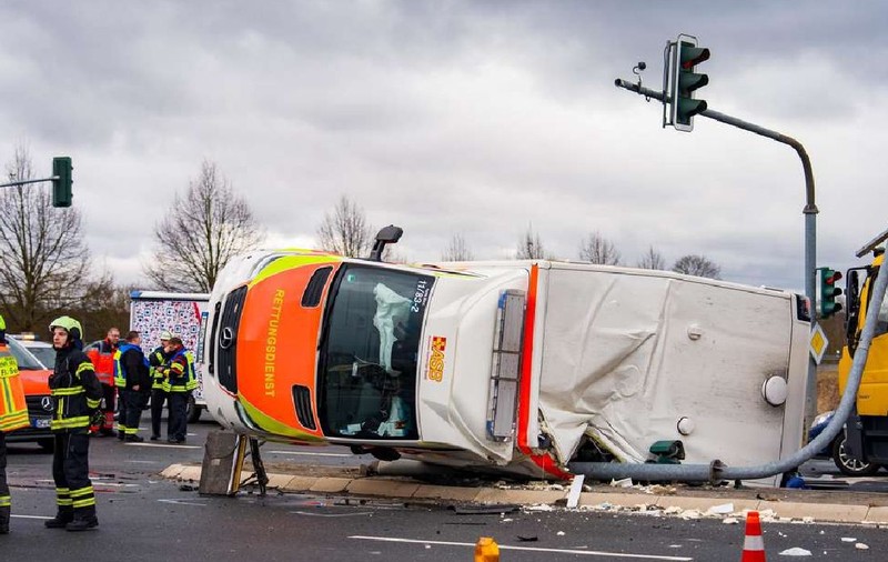 Cum a reușit o șoferiță de Mini să răstoarne o ambulanță și să provoace pagube de 300.000 de euro