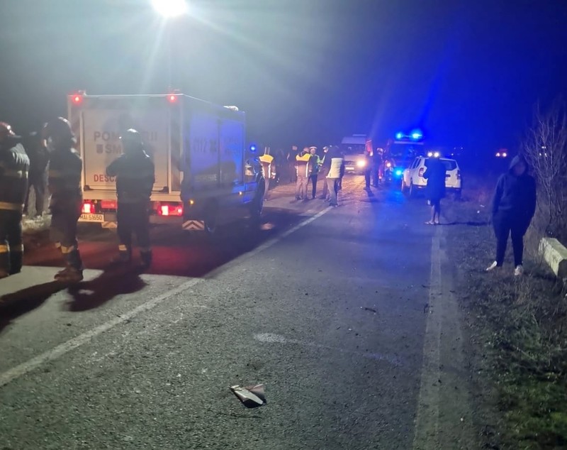 Un microbuz cu 8 pasageri s-a răsturnat în județul Dâmbovița. O persoană a murit, șapte au fost rănite