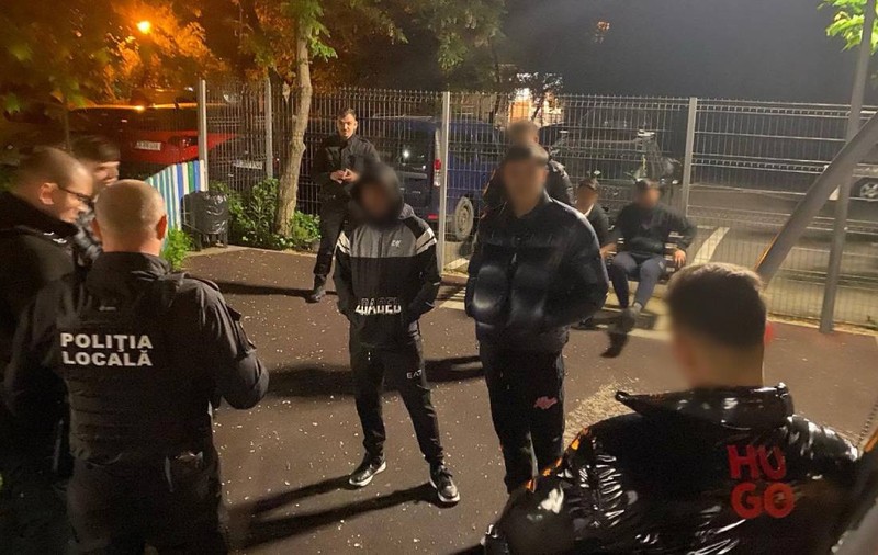 Polițiștii din București i-au obligat pe tineri să măture în parcuri după ce au făcut covoare de mucuri de țigară și coji de semințe: „Nu acceptăm așa ceva”