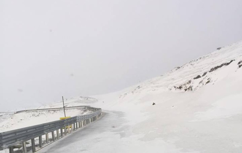 VIDEO | Decor de iarnă pe Transalpina. Cea mai înaltă șosea din țară a fost acoperită de zăpadă