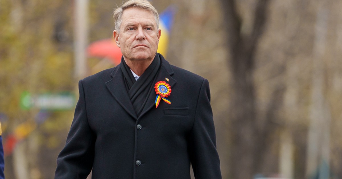 Președintele Klaus Iohannis, la una dintre paradele de 1 Decembrie, poartă un palton negru