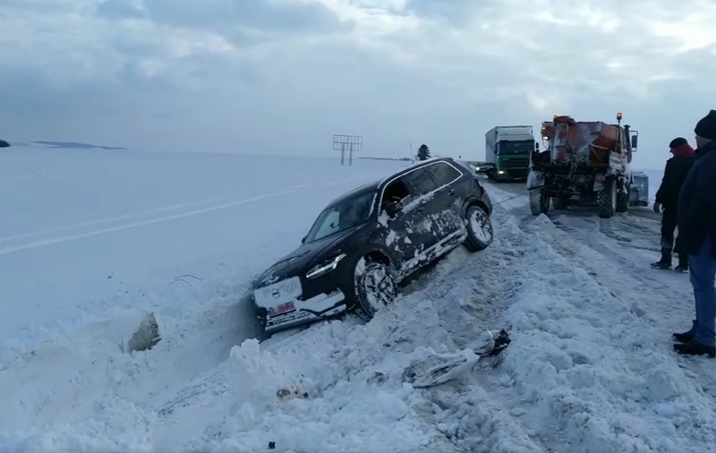 VIDEO  | Fenomen meteo extrem: mașini scoase de pe șosea de rafalele de vânt