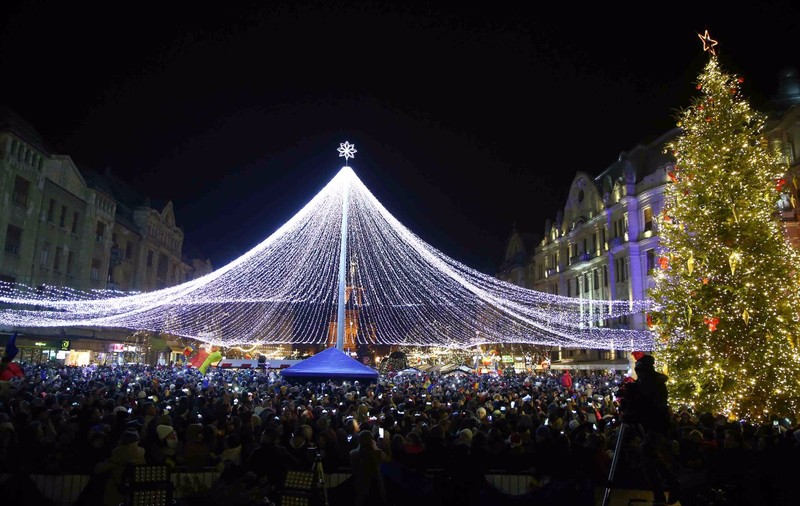 GALERIE FOTO/ Centrul Timișoarei s-a umplut de lumină în seara de 1 Decembrie. S-a dat startul Târgului de Crăciun