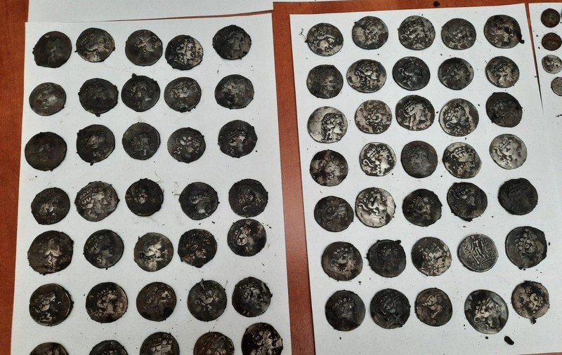 Peste 200 de monede antice, descoperite la Buftea cu ajutorul unui detector de metale