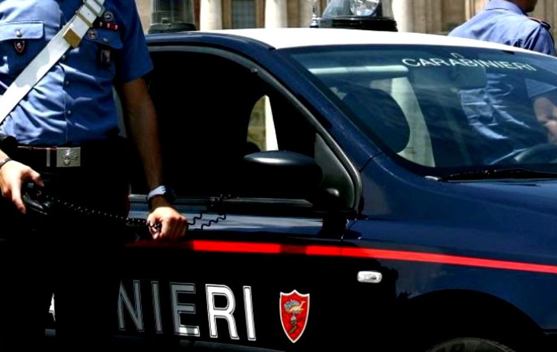 Doi români din Italia au fost arestați și decăzuți din drepturile părintești. Ce făceau fetele lor în timp ce ea se prostitua, iar el era la "păcănele"