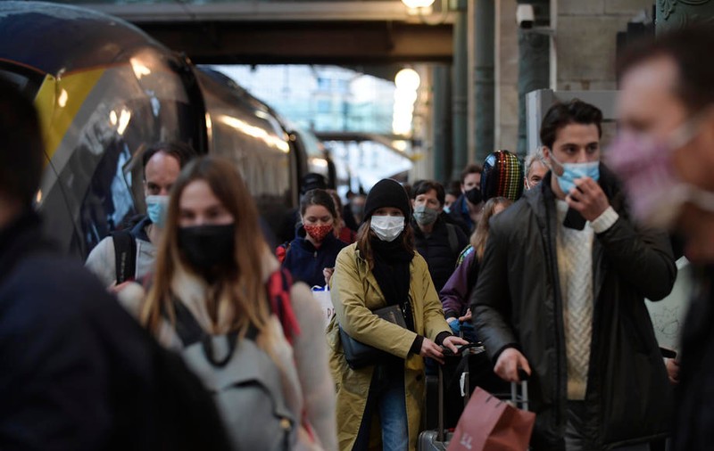 Noua tulpină de coronavirus depistată în Marea Britanie afectează mai mult tinerii sub 20 de ani, arată un nou studiu