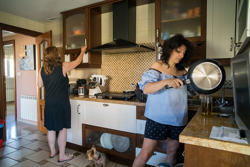 Sânziana și Oana pregătesc micul dejun în casa din Peligros, Spania