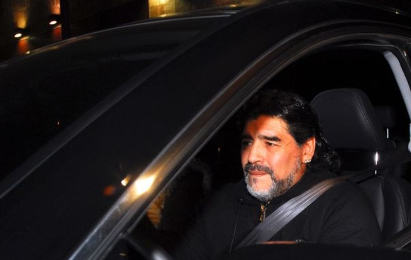 Maradona a intrat cu mașina într-un autobuz. Vezi în ce stare este fostul fotbalist!