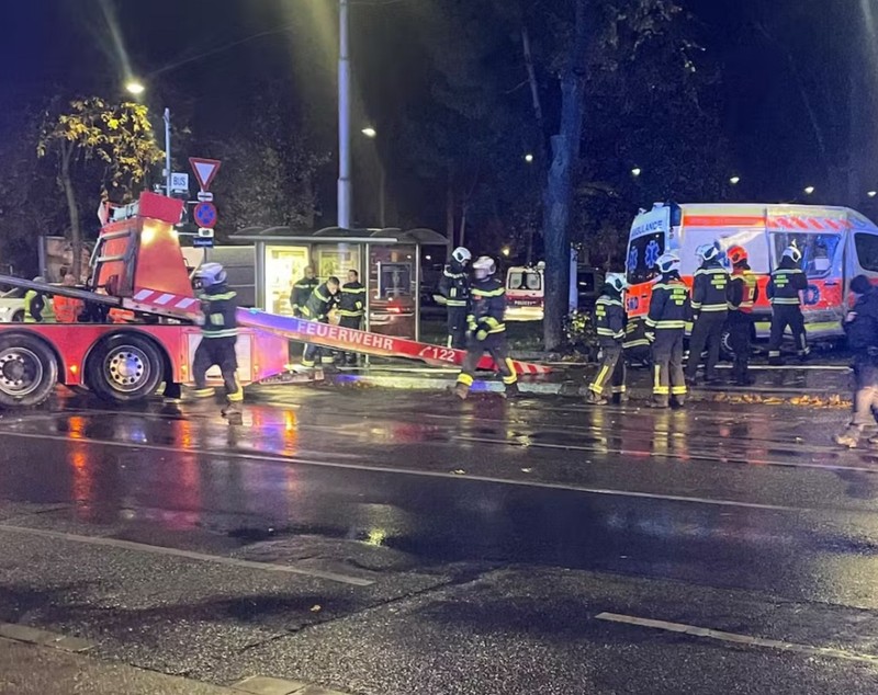 O dubă a poliției a intrat în plin într-o ambulanță, într-o intersecție din Viena. Ambele aveau semnalele luminoase pornite