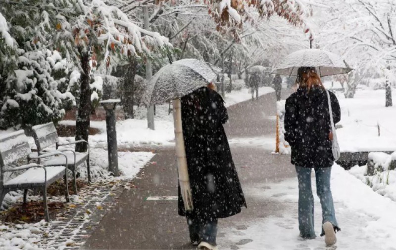 Ninsori, viscol și strat de zăpadă de până la 20 cm: Harta județelor vizate de avertizările meteo cod galben emise de ANM