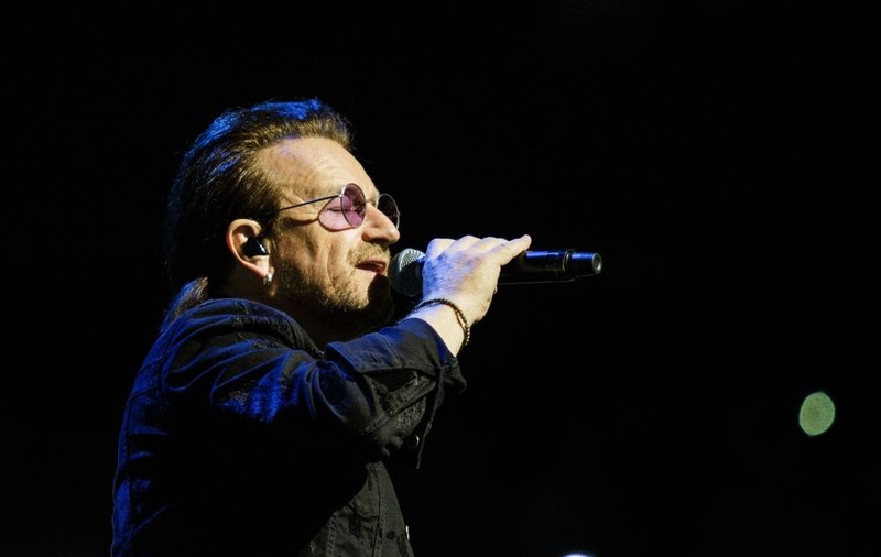 VIDEO/ Bono a rămas fără voce în timpul unui concert, la Berlin. U2 a anulat show-ul după 40 de minute