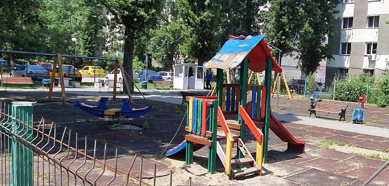 Unui tobogan din al treilea părculeț de pe aceeași stradă îi lipsește o treaptă