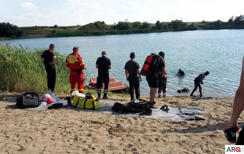 Un băiat de 15 ani s-a înecat în Lacul Ghioroc, după ce a căzut de pe saltea