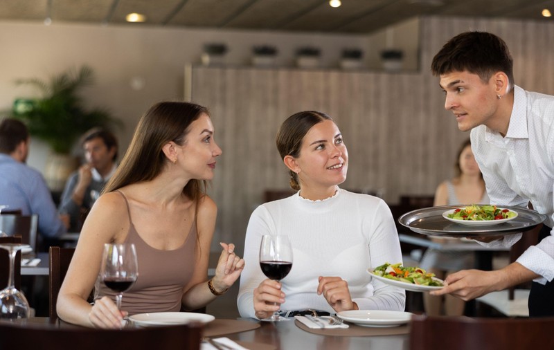 Motivul pentru care vinul se servește la restaurant din partea dreaptă. Originea „ritualului”