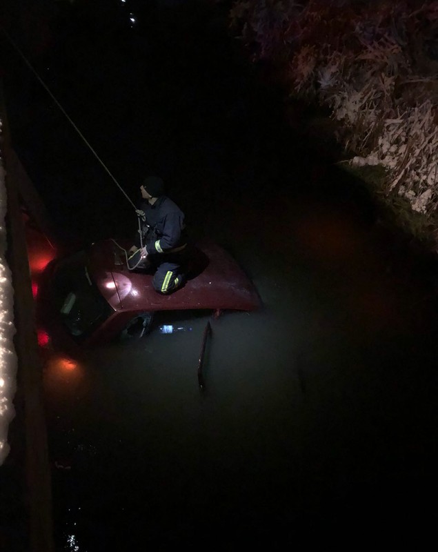 Un şofer din Reghin a plonjat cu maşina într-un canal cu apă