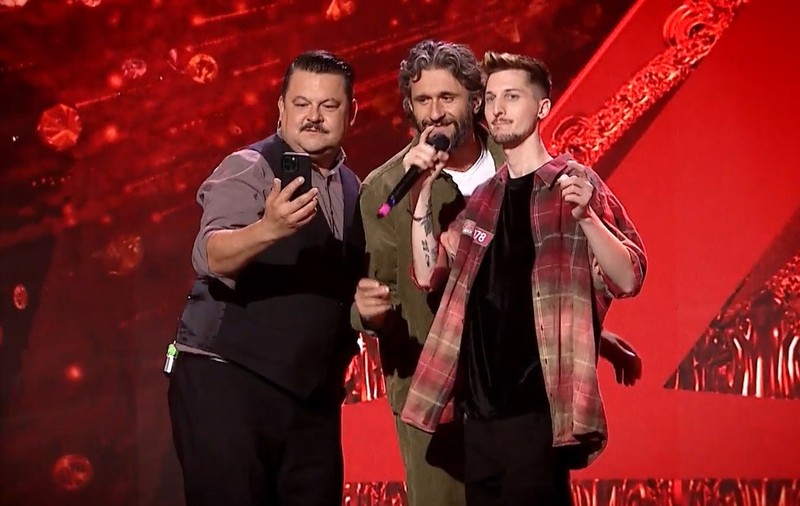 Mihai Bobonete și Dragoș Bucur, show la „Românii au talent”. Au cântat și dansat pe scenă, pe una dintre melodiile Andrei