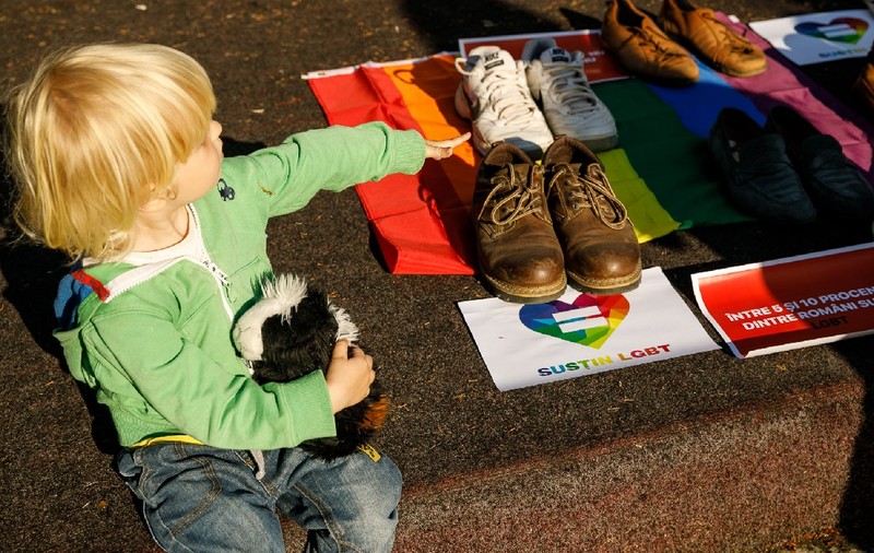 Cum explică un senator PMP legea care ar interzice ideologia de gen în școli: „Acest proiect nu are nicio legătură cu homosexualii”. Urmează judecata CCR
