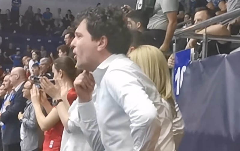 VIDEO. Nicușor Dan, filmat în timp ce huiduie la meciul de handbal pierdut de CSM București în Liga Campionilor
