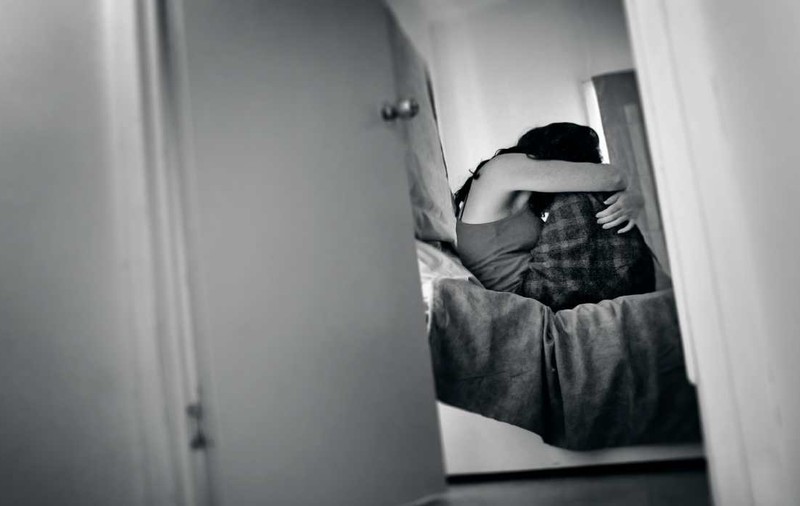 Femeie din Iași bătută de soț în toiul nopții pentru că sforăia prea tare. Bărbatul, condamnat pentru violență în familie