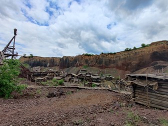 Căsuțele construite în căldarea vulcanului de la Racoș