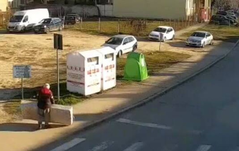 VIDEO | Doi timișoreni au fost amendați cu 2.000 de euro fiecare, după ce au aruncat o saltea și o canapea pe o stradă din oraș