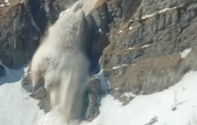 Avalanșă pe un traseu turistic din Bucegi, filmată din telecabină. Mesajul Salvamont