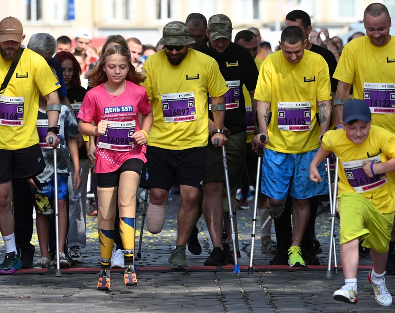 „Da! Și eu pot s-o fac!”. Iana, fata de 12 ani care și-a pierdut ambele picioare în atacul asupra gării din Kramatorsk, a alergat la un semimaraton | FOTO