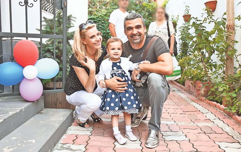 Ce scumpete de fată are Aurelian Temişan! Solistul şi soţia sa, Monica Davidescu, şi-au înscris copilul la o grădiniţă cu predare în limba engleză