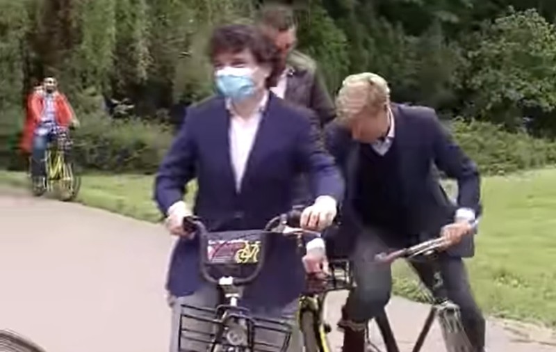 VIDEO | Șeful Raiffeisen România a căzut cu bicicleta peste ministrul mediului, Barna Tanczos, în spatele lui Nicușor Dan