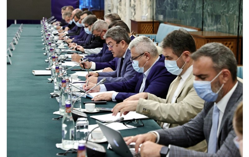 Edupedu: Niciun rector nu a vorbit despre plagiat sau desființarea CNADTCU la întâlnirea cu premierul Ciucă