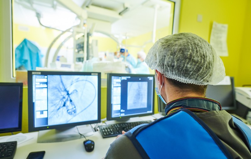 Reacția unui cardiolog și a unui chirurg de top din România după cazul de la Iași: „Atenție că stenturile sunt imposibil de refolosit, din fabricație! În România sunt 3.000 de cardiologi care salvează oameni”