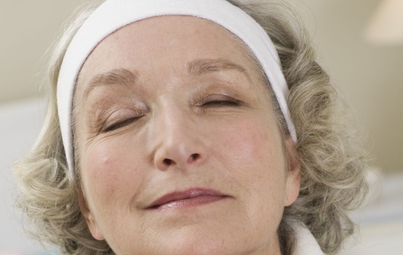 EXCLUSIV/ „Am gâtul plin de riduri și cu pielea lăsată care atârnă puțin sub bărbie. Ce este de făcut?”. Esteticianul Adina Alberts răspunde