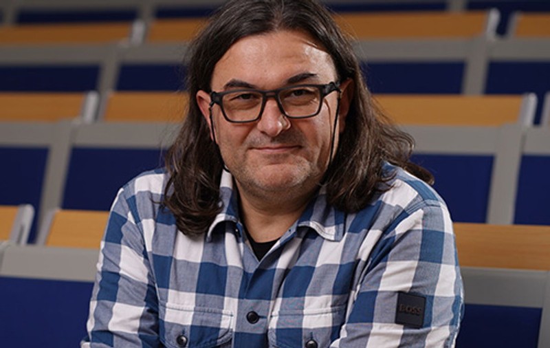 Fostul prodecan al Facultății de Jurnalism, Dan Podaru, susține că demiterea sa este una abuzivă și că o va contesta: Contractele și parteneriatele de care sunt acuzat sunt semnate și de rector 