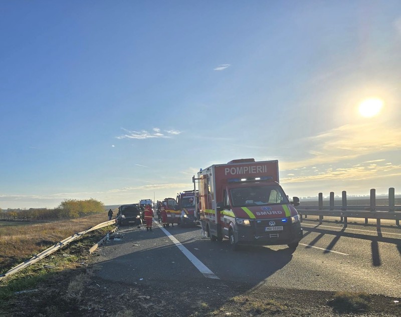 Un TIR s-a răsturnat după ce a lovit un microbuz, pe A1 Arad-Nădlac: cinci oameni au fost răniți
