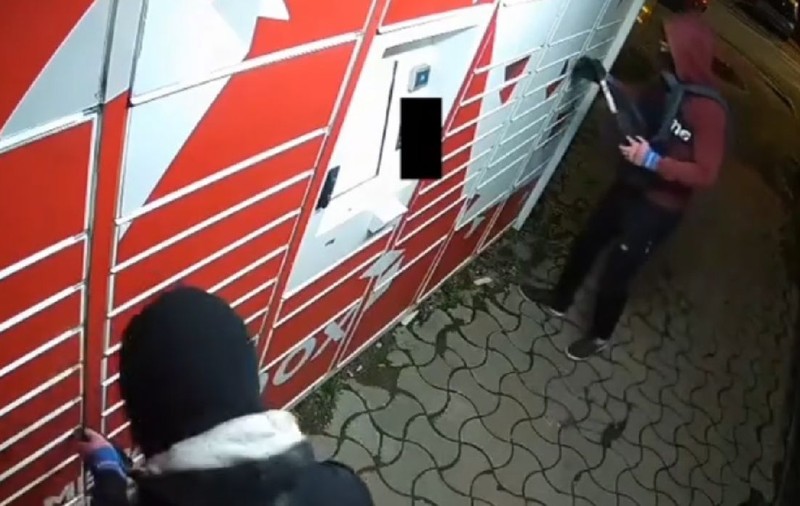 Tineri filmați când încercau să ia cu ranga dintr-un easybox telefoanele pe care le-au comandat, în Bacău