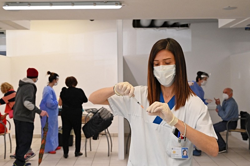 O asistentă medicală pregătește o seringă cu vaccinul Sputnik, în timpul campaniei de vaccinare din San Marino. Foto: Profimedia Images