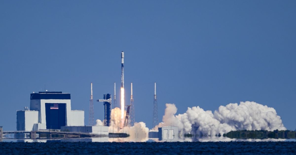 O rachetă SpaceX Falcon 9 care transportă 29 de sateliți Starlink, decolează de la Complexul de Lansare Spațială 40 de la Stația Forțelor Spațiale Cape Canaveral, Florida, pe 29 octombrie 2025.