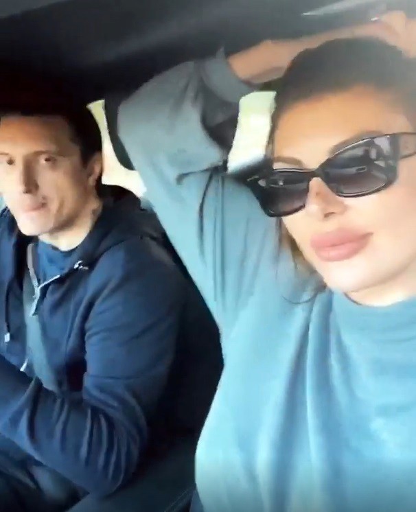 Condamnatul Dragoș Săvulescu, filmat la volan de soția acestuia, Angela Martini, în timp ce le arată limba urmăritorilor