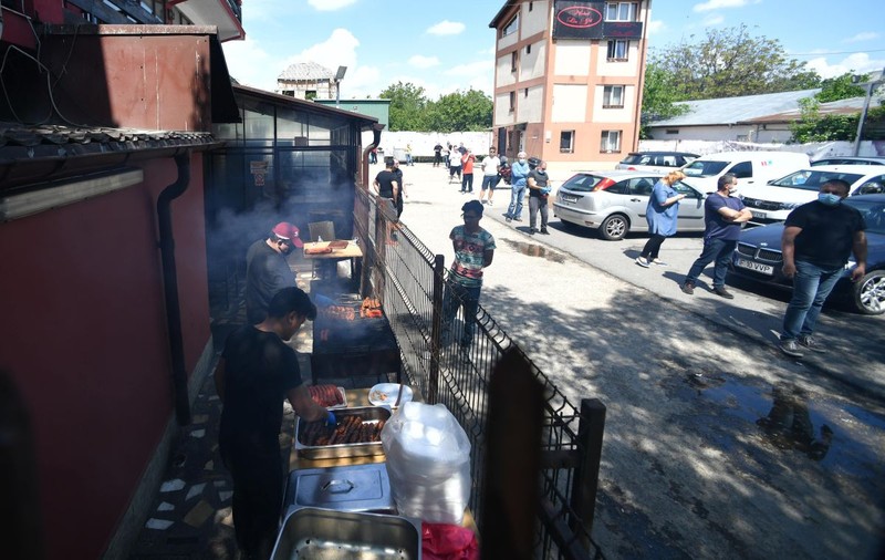 Încolonați pentru mici, la distanță socială. Bucureștenii stau cu orele la rând să-și cumpere mâncarea tradițională de 1 Mai. Restaurantele Cocoșatu, La Gil și Ciotoianu, asaltate de clienți