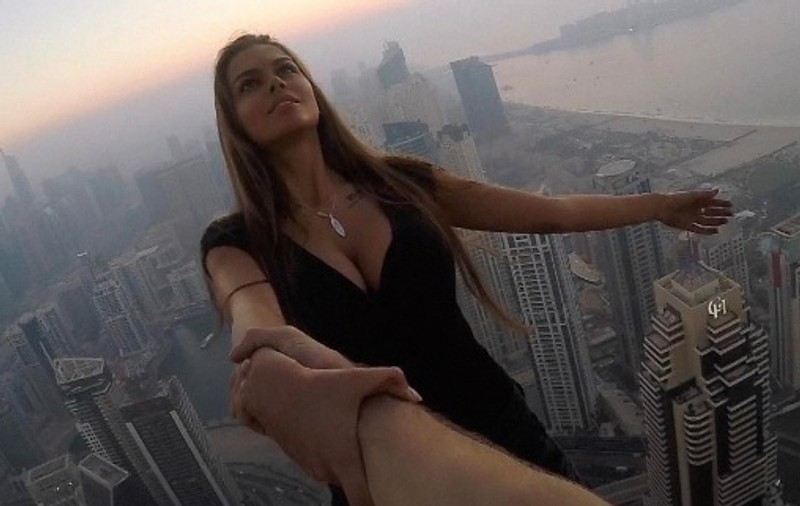 Un model din Rusia și-a riscat viața pentru un selfie amețitor | VIDEO