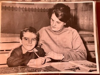 Alexandru, alături de învățătoarea lui